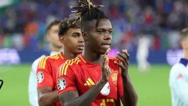 Nico Williams aplaudiendo a los aficionados españoles presentes en el estadio.