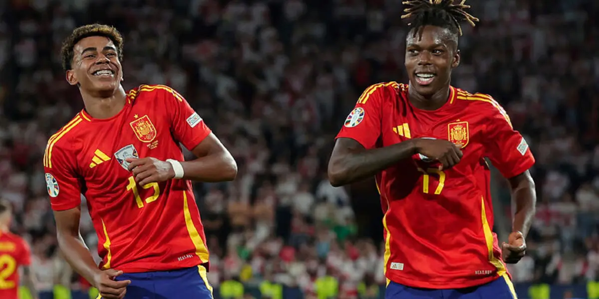 Nico Williams y Lamine Yamal bailan tras el gol de Nico a Georgia. (Foto: AFP)