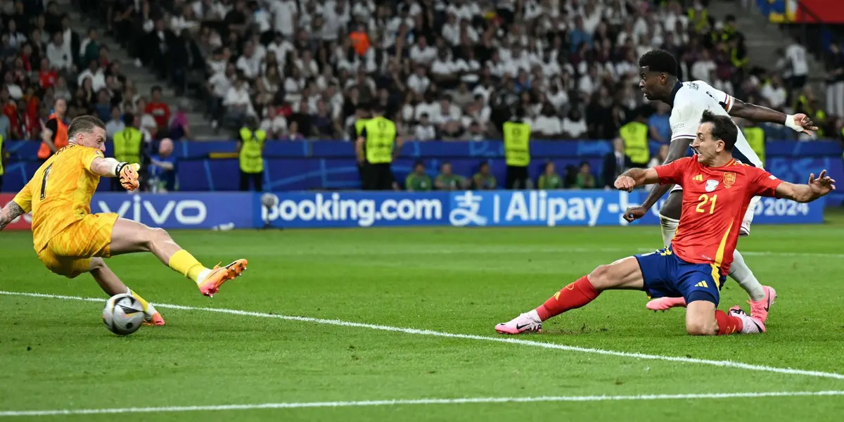 Oyarzabal marca el gol de España ante Inglaterra para el 2-1. (Foto: EFE)