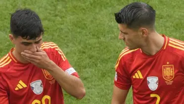 Pedri se toma la cara luego de ser sustituido en el primer tiempo. (Foto: Mundo Deportivo)