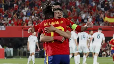 Pedri y Nico Williams celebrando el tercer gol de España.