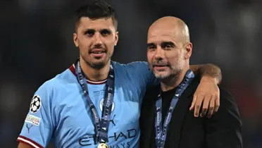 Rodri junto a Guardiola tras ganar la Champions en 2023.