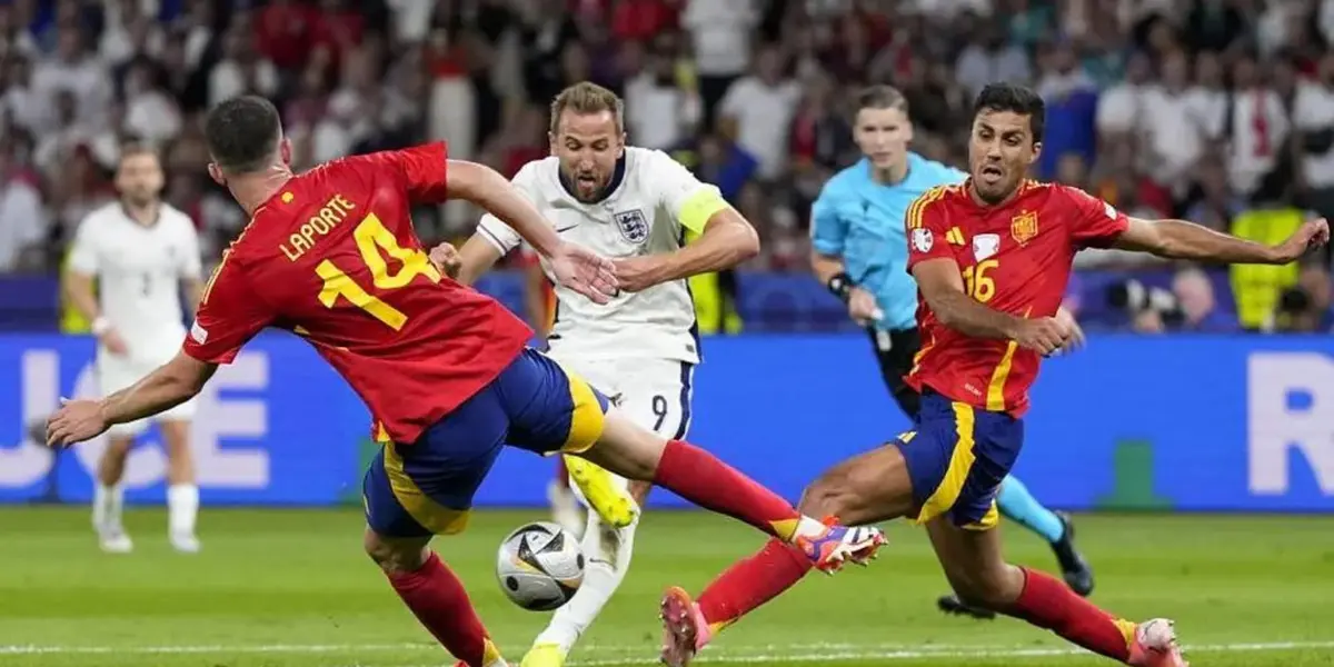 Rodri tapando el remate de Kane. (Foto: EFE)