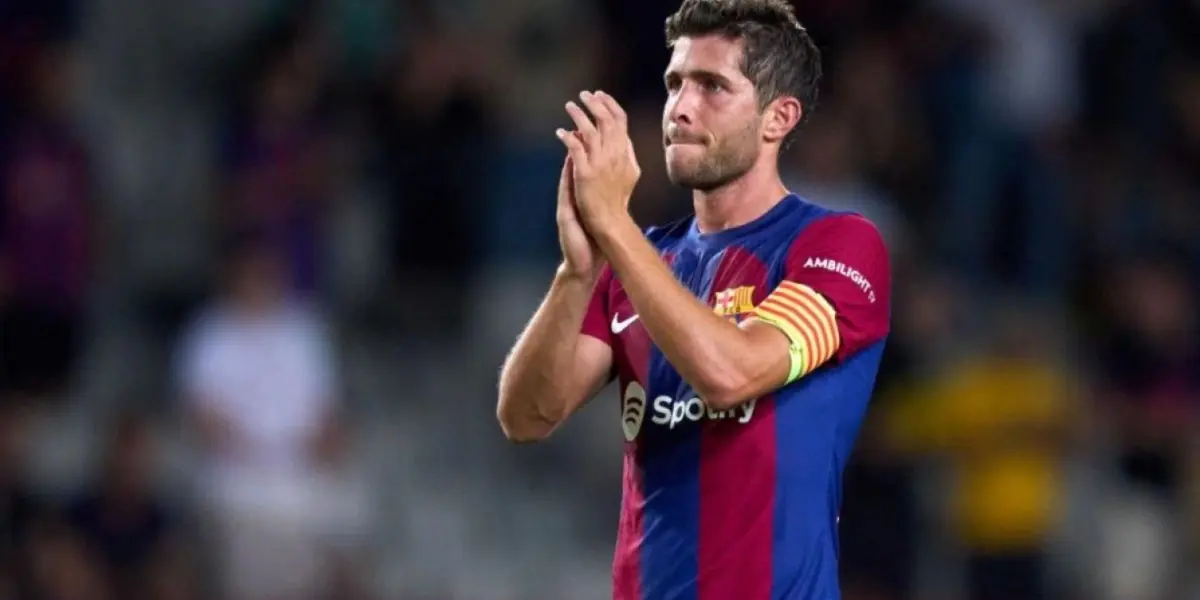 Sergi Roberto saludando a la afición del Barcelona.