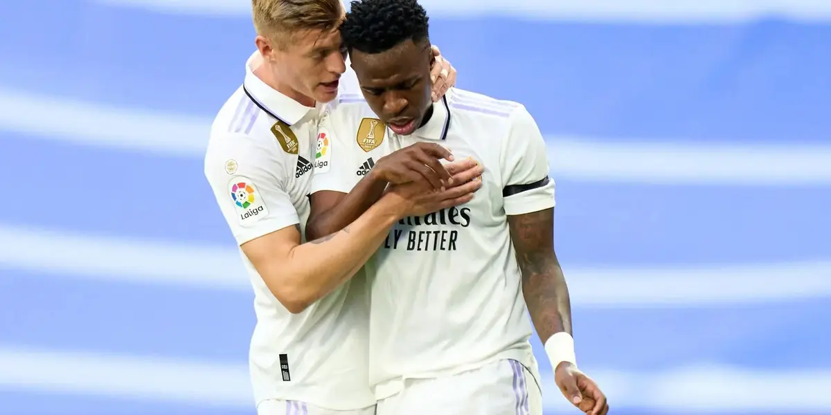 Toni Kroos y Vinicius con la camiseta del Madrid.
