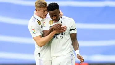 Toni Kroos y Vinicius con la camiseta del Madrid.