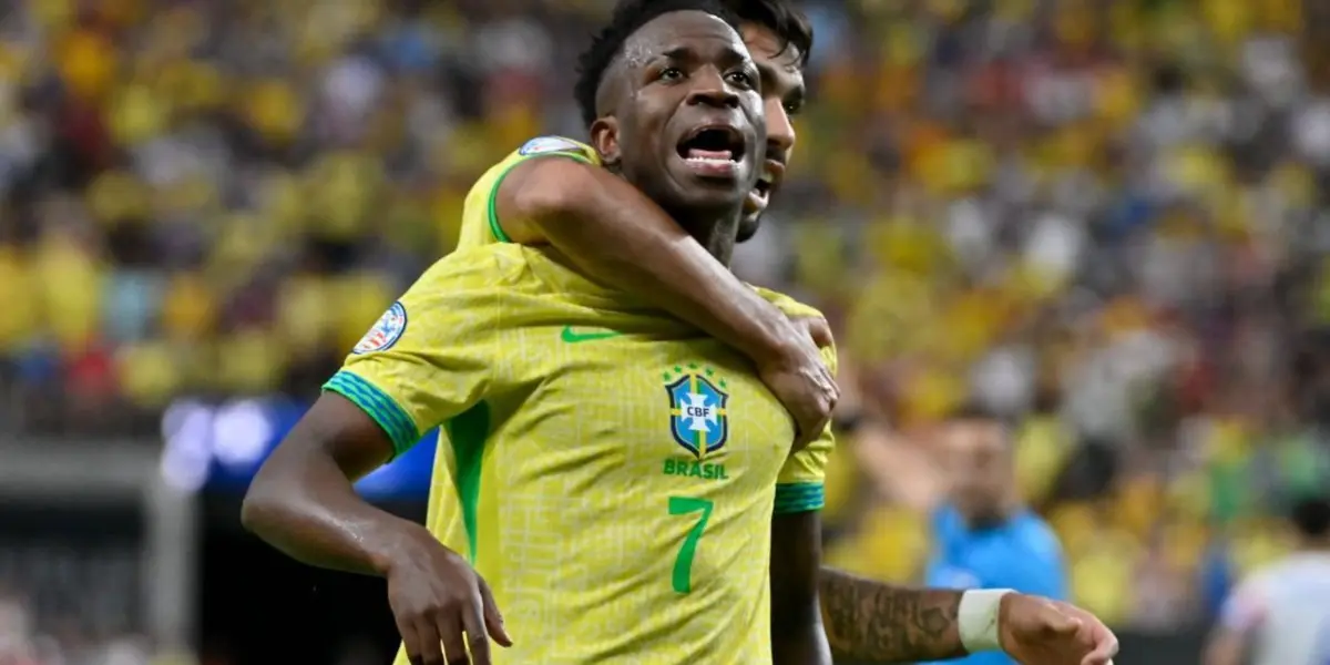 Vinicius festejando ante Paraguay junto a Paquetá. (Foto: EFE)