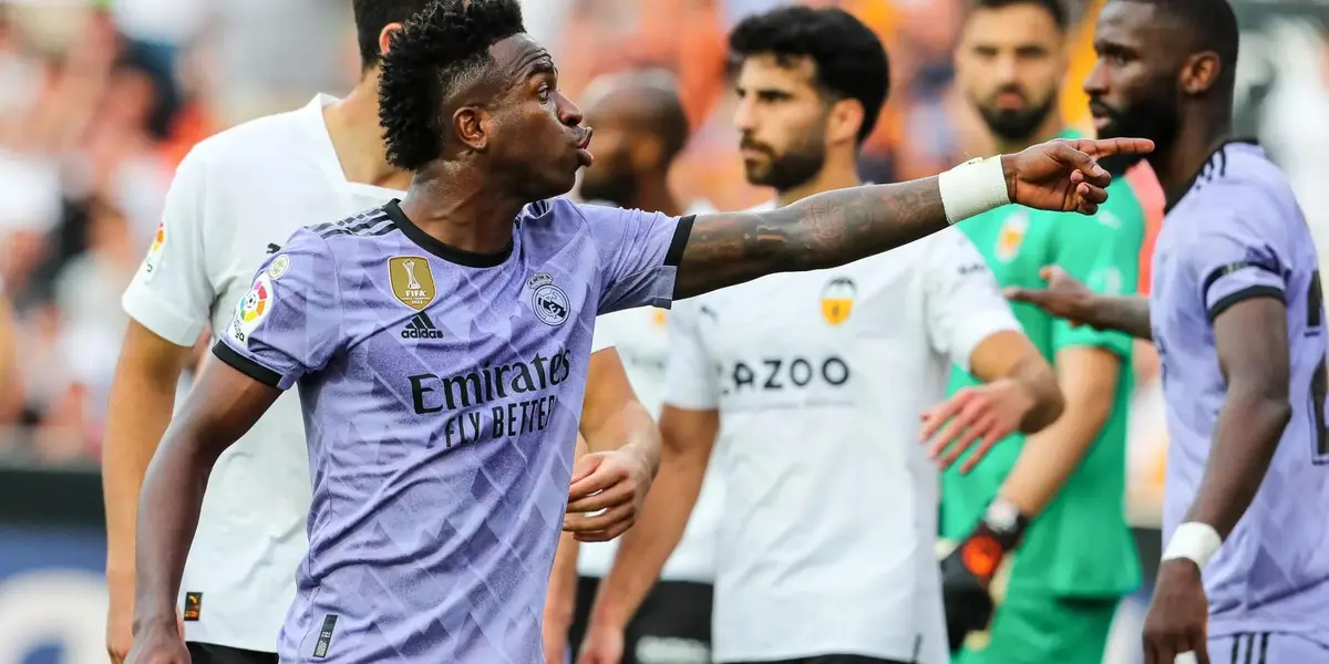 Vinicius señalando a uno de los condenados.