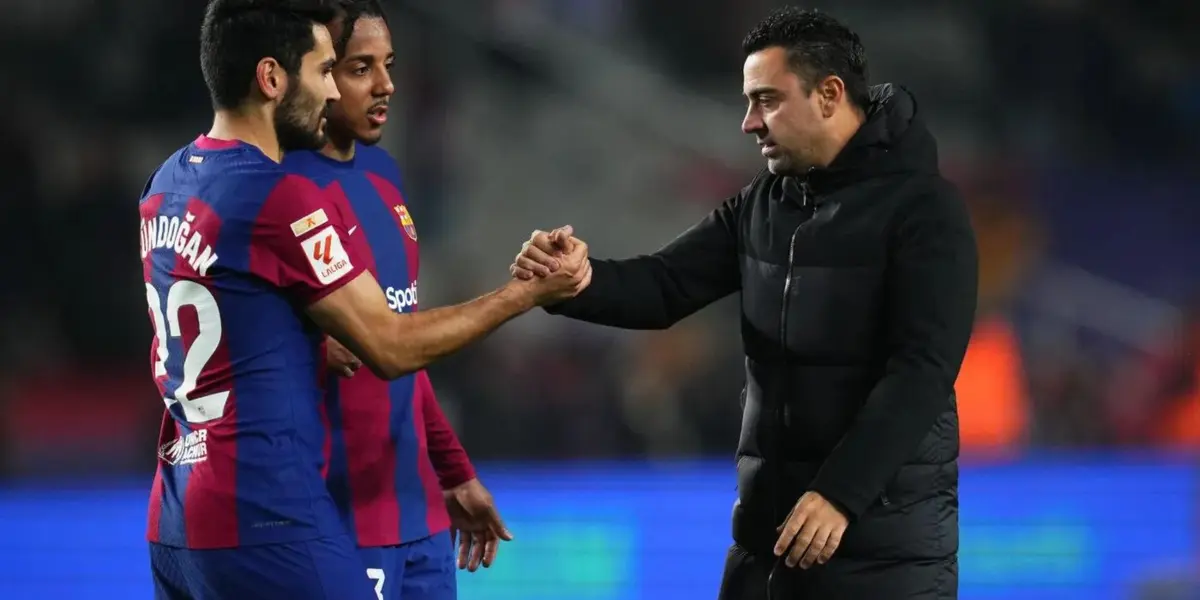 Xavi saluda a Gündogan en el campo de juego. (Foto: La Liga)