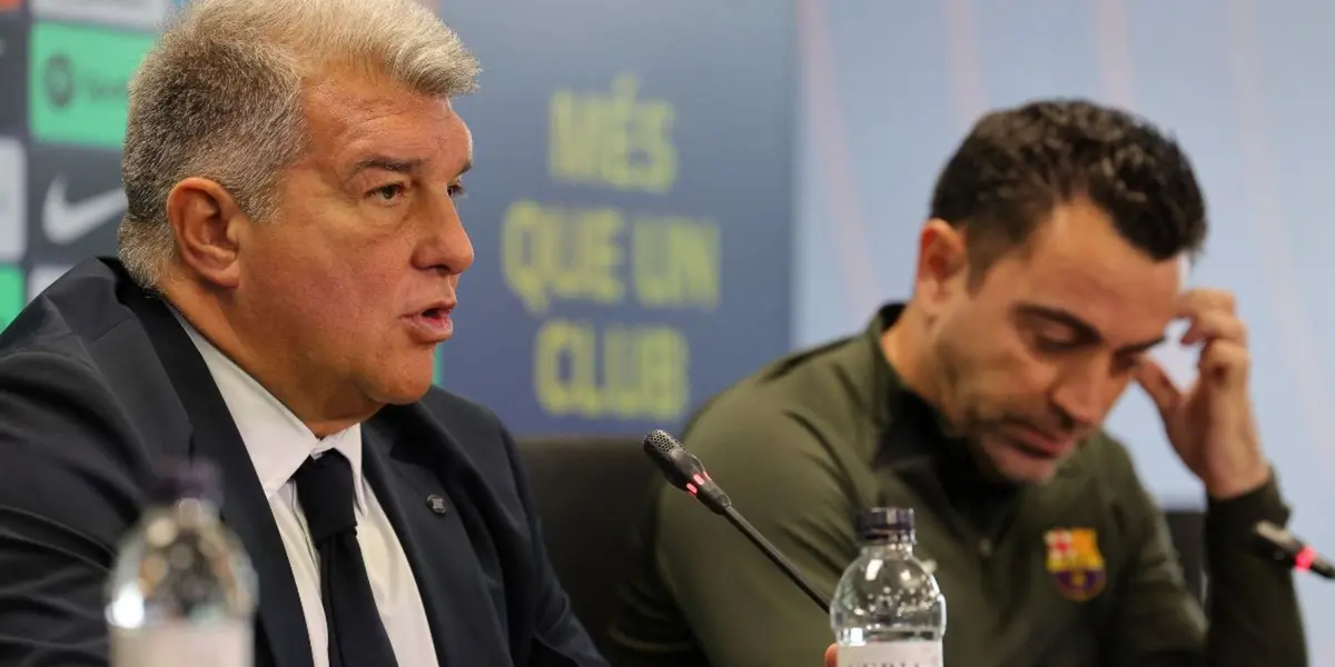 Xavi y Laporta en rueda de prensa.