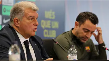 Xavi y Laporta en rueda de prensa.